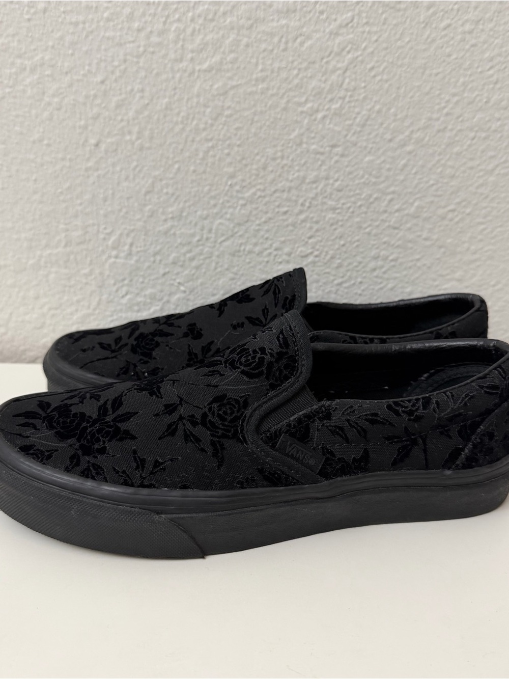 Vans Classic Slip-On Black Velvet Floral Rose Shoes Women’s 7.5 Men’s 6 - Picture 9 of 10
